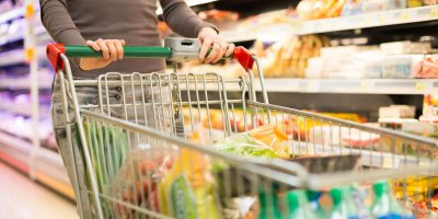 Nákupní košík v supermarketu s nákupem 