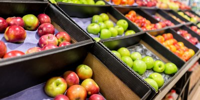 Naleštěná jablka v supermarketu 