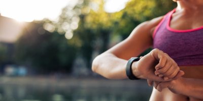 Žena se dívá do chytrých hodinek