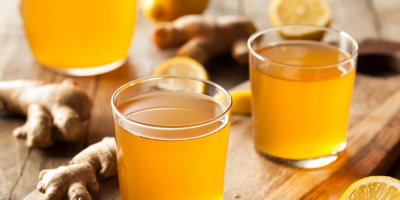 Dvě sklenice s kombuchou, zázvorem a citrusy