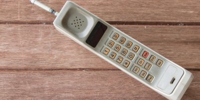 Starý telefon s tlačítky a anténou