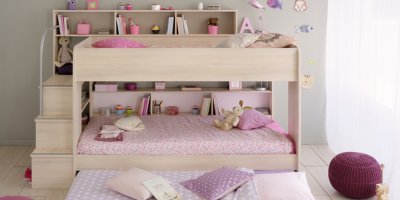 Patrová postel Bibop s přistýlkou v přírodní světle hnědé barvě s růžovými doplňky