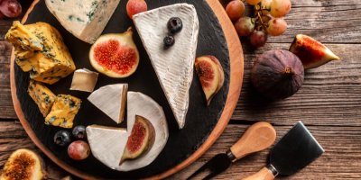 Na talíři různé druhy sýrů a fíky