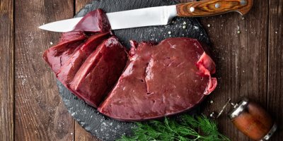 Vepřová játra na prkénku s nožem