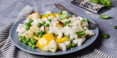 Rýžové těstoviny ve tvaru kolínek s hráškem, paprikou a květákem 