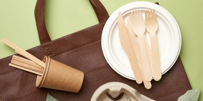 Jednorázové nádobí a taška 