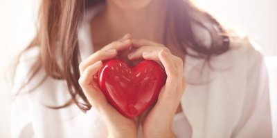 Člověk drží vystřižené srdce