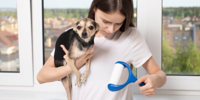 Žena používá odchlupovací váleček na oblečení