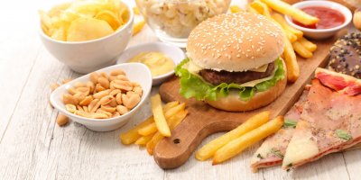 Nezdravé potraviny – hamburger, hranolky, chipsy, pizza a další