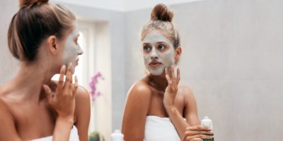 Žena s pleťovou maskou