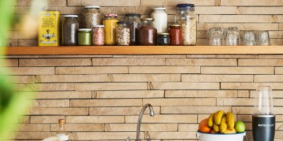 Kuchyňská linka s dózami na potraviny a mísou plnou ovoce