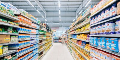 Ulička s trvanlivými potravinami v supermarketu