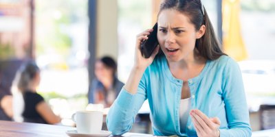 Rozčilená žena telefonuje