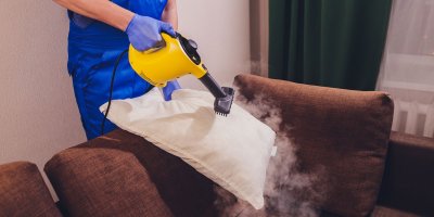 Parní vysavač s hubicí a násadou na čištění polštářů a sedacích souprav