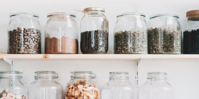 Zavařovací sklenice naplněné suchými potravinami