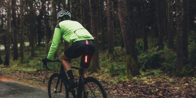 Cyklista projíždí lesem