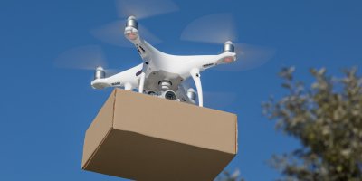 Dron nese balíček