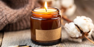 Vonná svíčka, vedle ní bavlník