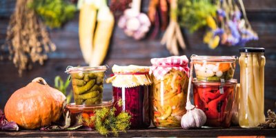 Řada sklenic se zavařenou zeleninou