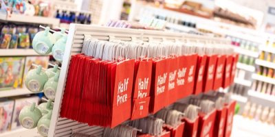 Regál s papírovými taškami HalfPrice 