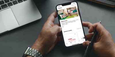 Muž si prohlíží produkty IKEA v mobilní aplikaci IKEA