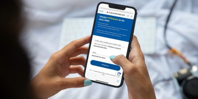 Žena drží mobil a registruje se do mobilní aplikace IKEA 