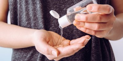 Žena si dezinfikuje ruce