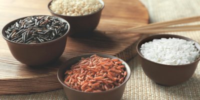 Čtveřice hromádek rýže – černé, hnědé, béžové a bílé 