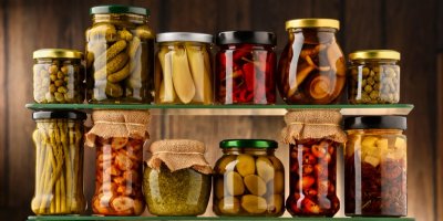 Police plné sklenic se zavařenou zeleninou