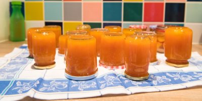 Sklenice se zavařenou zeleninou stojící dnem vzhůru na utěrce