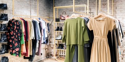 Obchod s dámským oblečením na stojanech