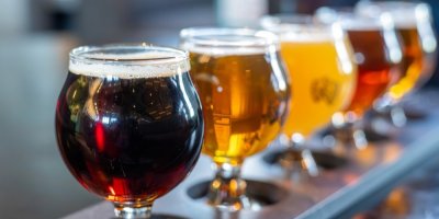 Různé barvy a druhy piva ve sklenicích