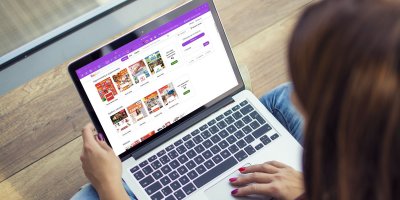 Žena se na notebooku kouká na web Kupi.cz s akčními letáky