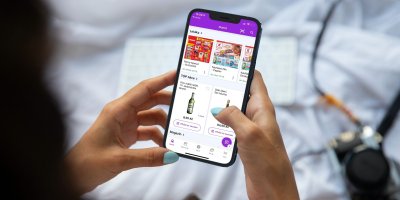 Žena si prohlíží aplikaci Kupi.cz na mobilu