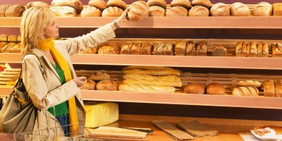 Žena nakupuje pečivo v supermarketu 