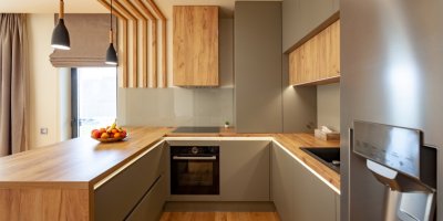 Prázdná a čistá kuchyňská linka a sporák