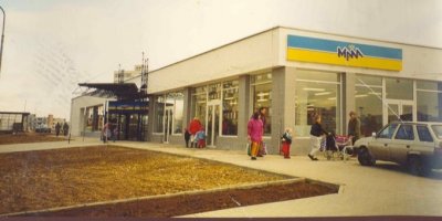 Historický snímek prvního supermarketu v Česku Mana