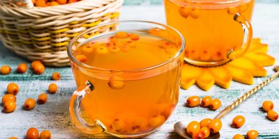 Šálek s rakytníkovým čajem