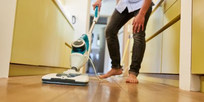 Muž pracující s parním čističem