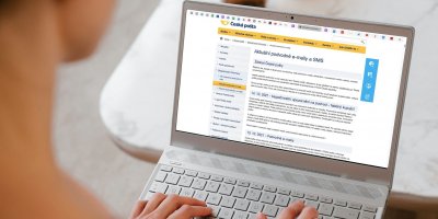 Žena má na notebooku otevřené webové stránky České pošty 