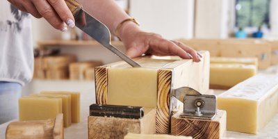 Zajímavý způsob zpracování bylin najdete ve vesnici Volfartice