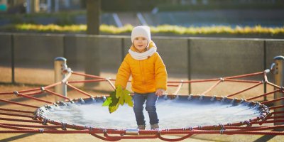 Dítě skáče na trampolíně