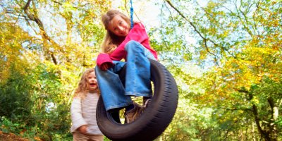 Holčičky houpající se na houpačce z pneumatiky
