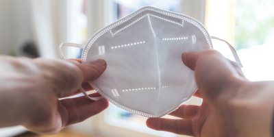 Ruce držící respirátor FFP2