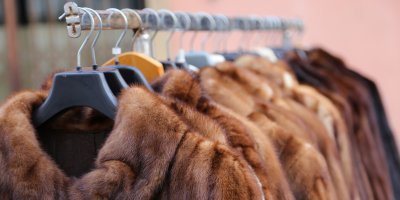 Věšák plný kožešinových kabátů