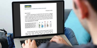 Muž si prohlíží na notebooku stránky Makro