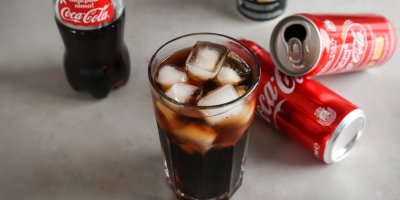 Sklenička coly, plechovky a PET lahve