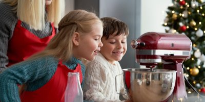 Děti se dívají na pracujícího kuchyňského robota