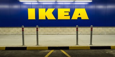 Logo IKEA u parkoviště tohoto domu