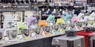 Regály s kuchyňskými roboty v elektroprodejně